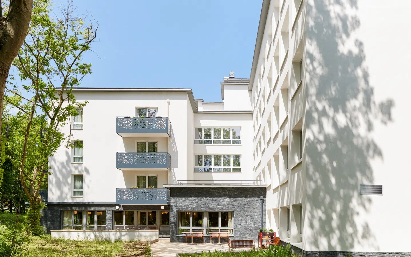 Bâtiment entouré de verdure - Bienvenue à l'Ehpad | Clinalliance Brunoy