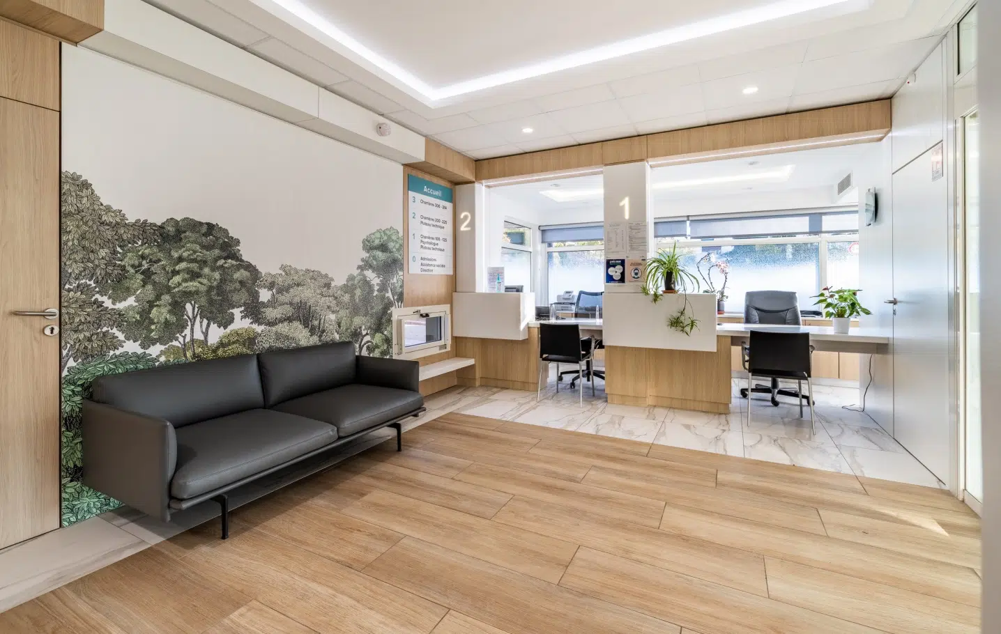 Salle d'accueil avec deux bureaux et un Sofa | Clinalliance | Fontenay-aux-Roses