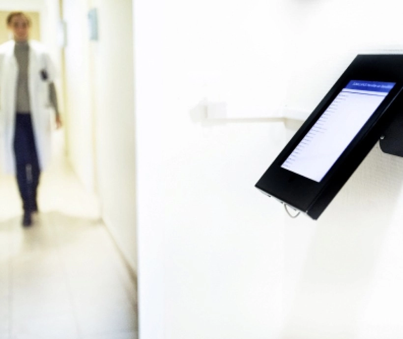 Couloir avec un appareil électronique monté au mur | Clinalliance Paris