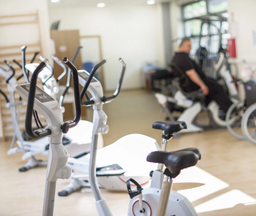 Homme utilisant une machine de rééducation dans une salle de sport | Clinalliance Paris