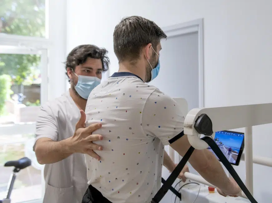 Séance de physiothérapie avec un équipement de pointe - une équipe pluridisciplinaire | Clinalliance Paris
