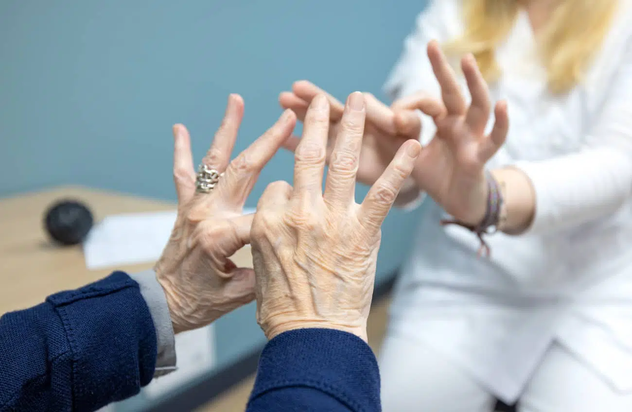 Deux paires de mains engagées dans une session de thérapie