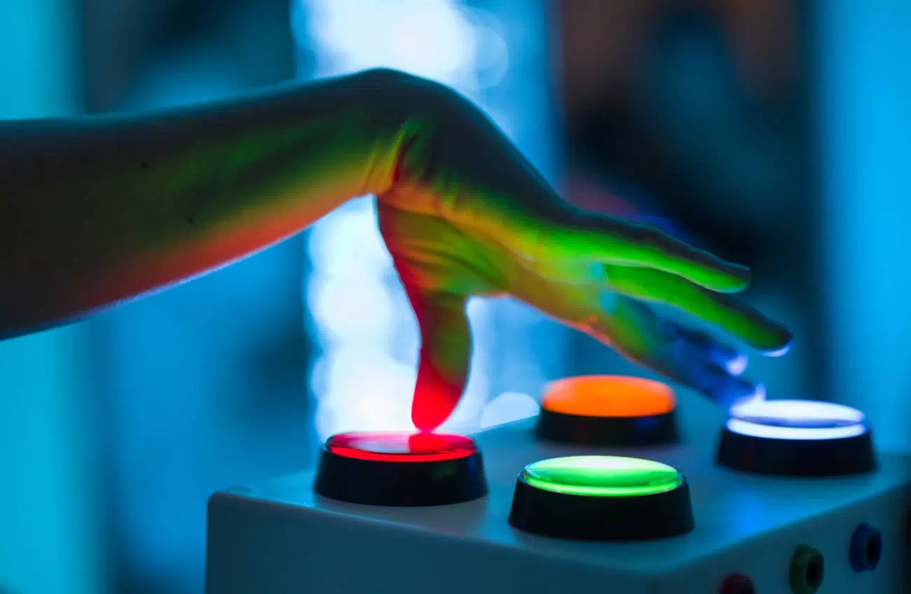 Mains posé sur des boutons colorés - établissement santé | Clinalliance | Île-de-France