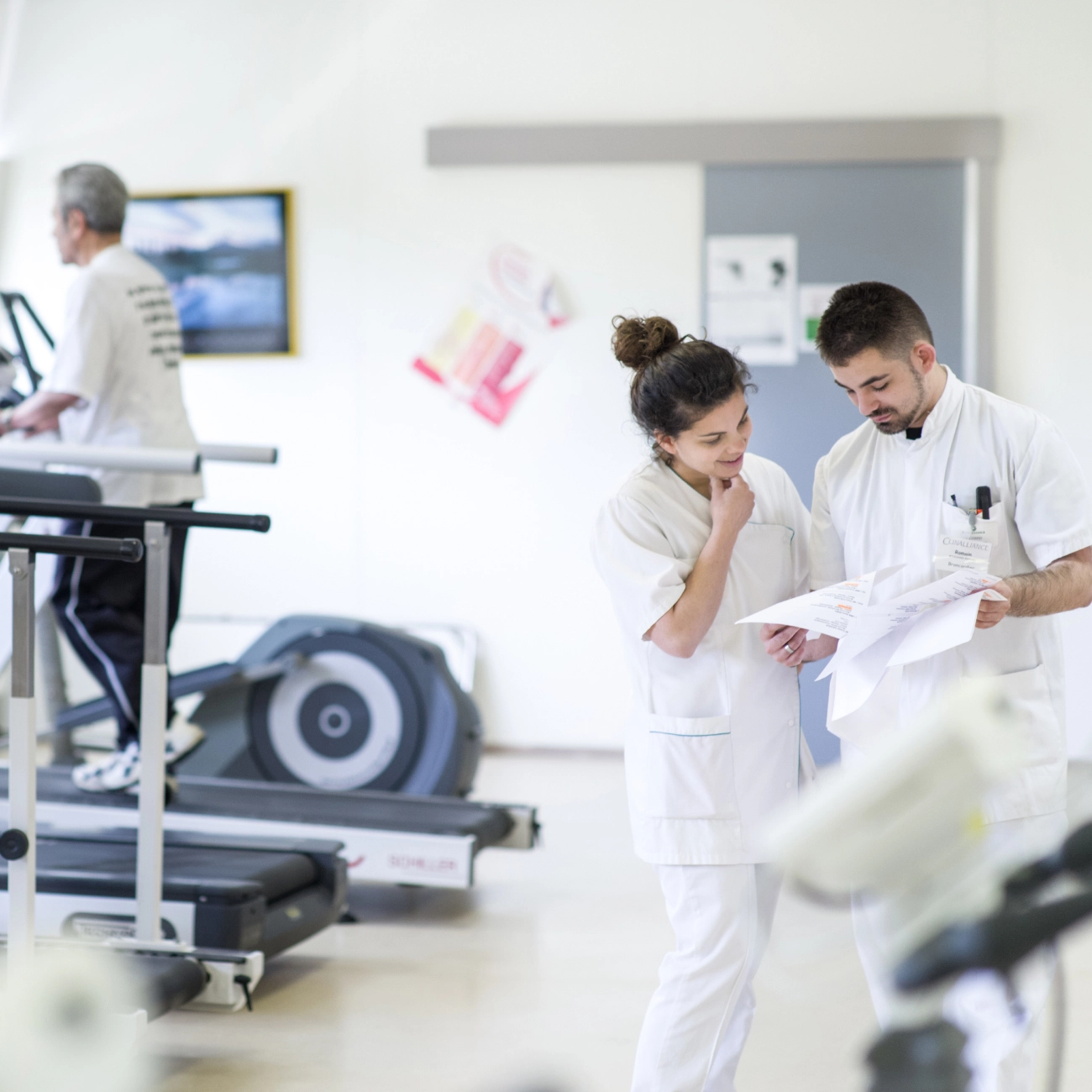 Deux kinésithérapeute discutent dans une salle de rééducation équipée - une expertise | Clinalliance Villiers-sur-Orge