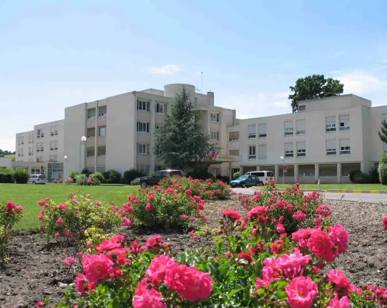 Bâtiment à plusieurs étages, entouré d'un jardin bien entretenu | Clinalliance étampes