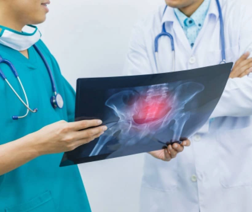 Deux Médecins examinant une image radiographique | Nos pathologies les causes d'une lesion medullaire | Clinalliance Villiers-sur-Orge