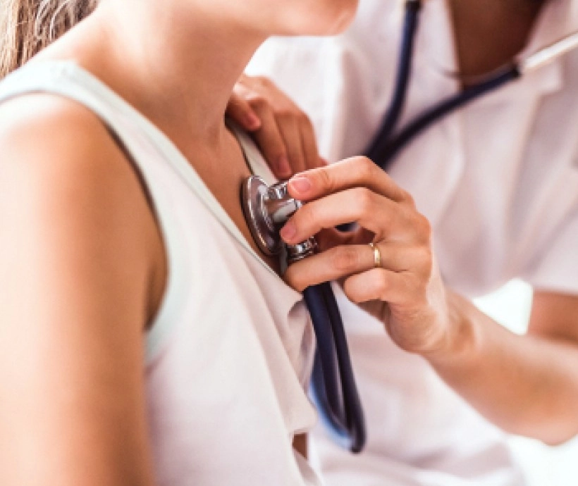 Médecin utilisant un stéthoscope pour écouter les battements d'un patient | Clinalliance Paris