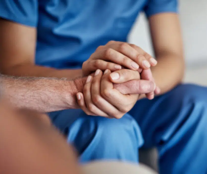 Deux paires de mains se tenant ensemble - Nos missions | Clinalliance Paris