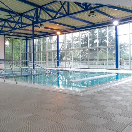Piscine intérieure avec des rampes en acier - Balneothérapie | Clinalliance Paris
