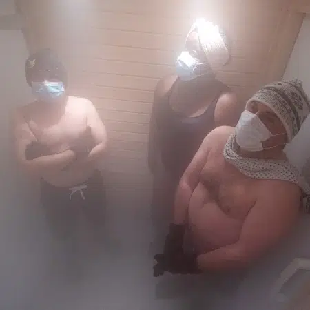 Trois personnes faisant de la cryothérapie | Clinalliance Paris
