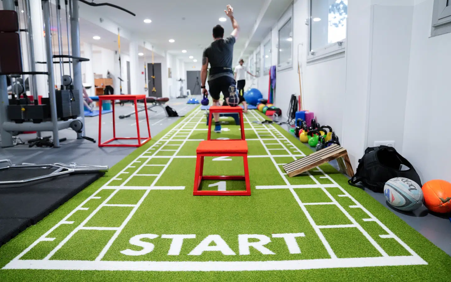 Salle de sport avec une piste de course verte - Découvrir Clinalliance | Clinalliance Paris