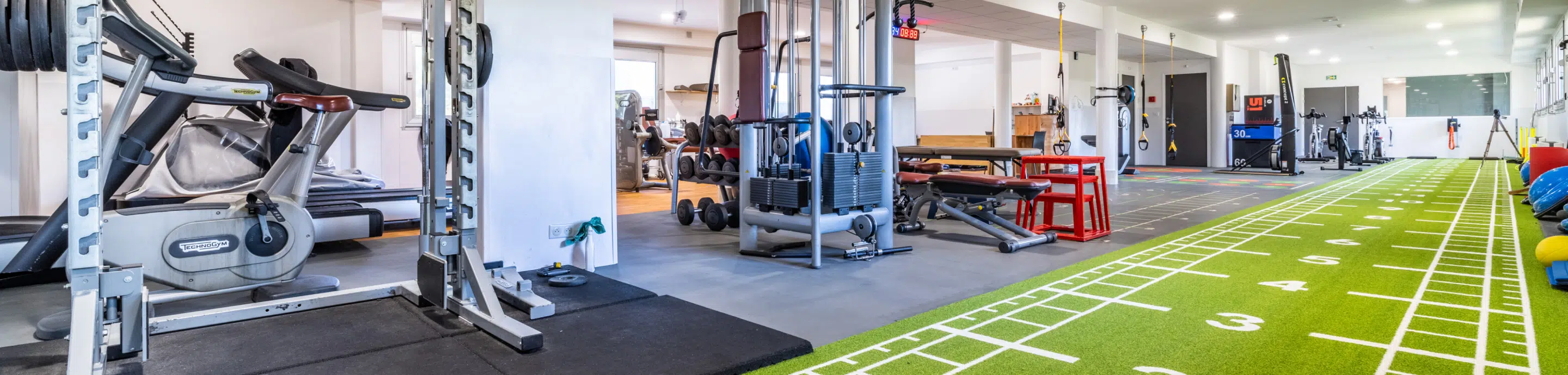 L'intérieur d'une salle de sport équipée de diverses machines et équipements d'exercice - Clinalliance Sport | Clinalliance Villiers-sur-Orge