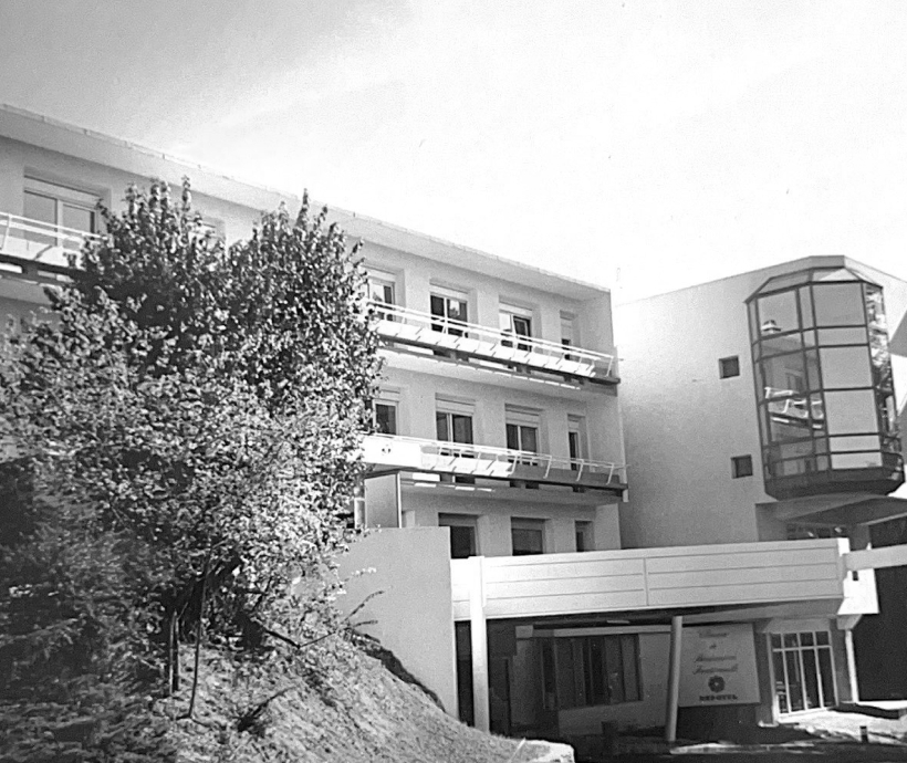 Bâtiment de plusieurs étages avec des balcons - Notre histoire | Clinalliance Paris
