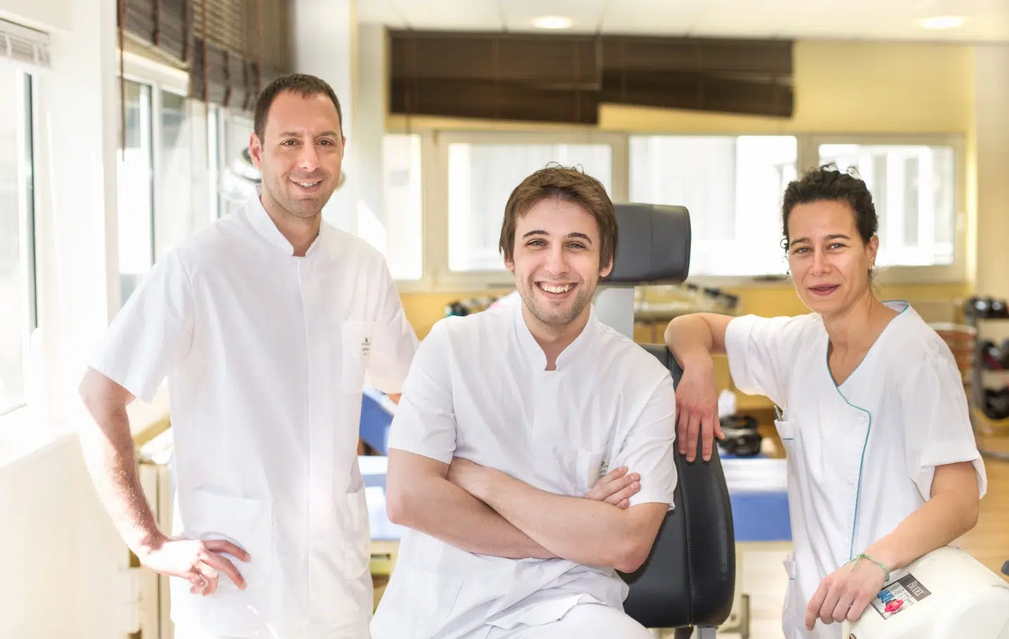 Trois kinésithérapeutes en uniforme blanc - l'équipe de clinalliance sport | Clinalliance villiers-sur-orge