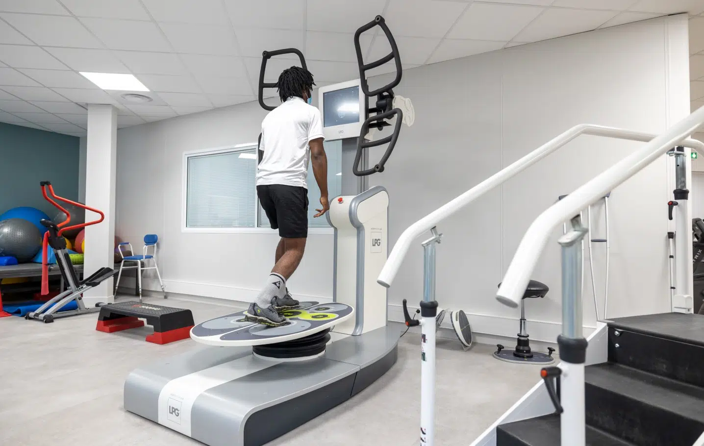 Homme utilisant une machine de rééducation dans une salle de sport - votre profil | clinalliance villiers-sur-orge