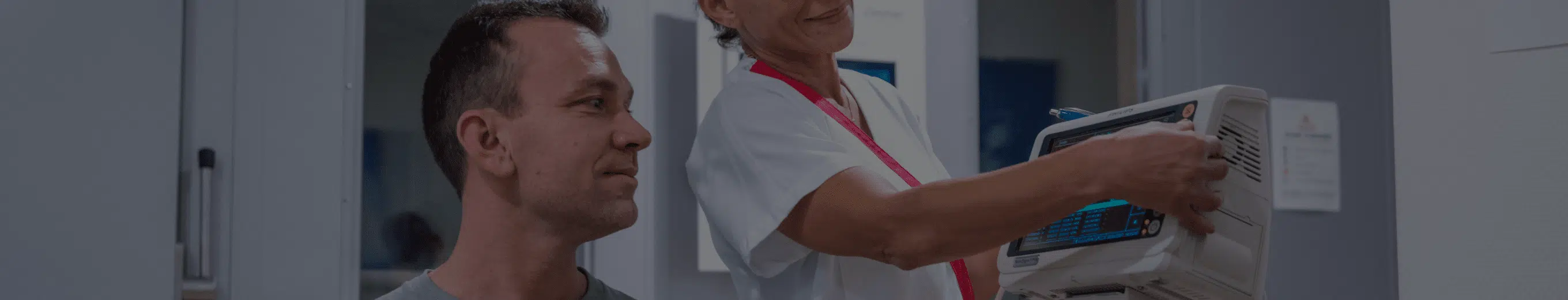 Médecin tenant un appareil médical à côté d'un patient assis | Clinalliancve Villiers-Sur-Orge