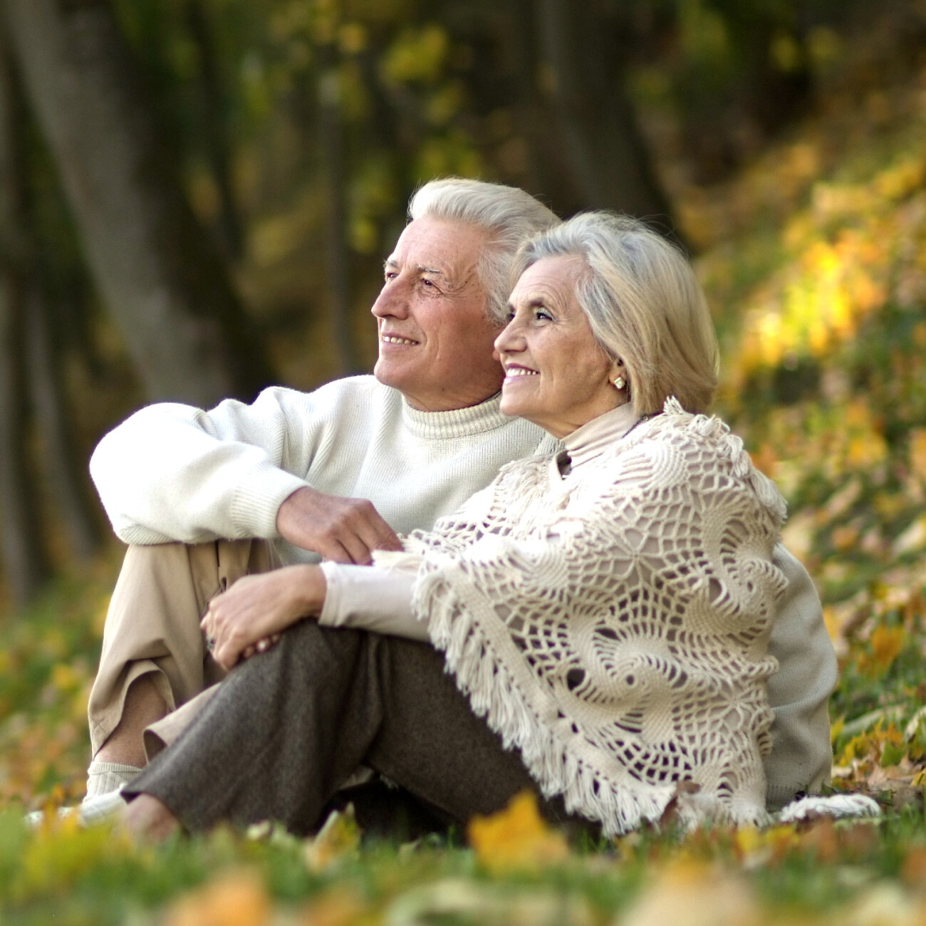 Deux personnes agées assises sur l'herbe dans un parc - Résidence senior | Clinalliance Paris