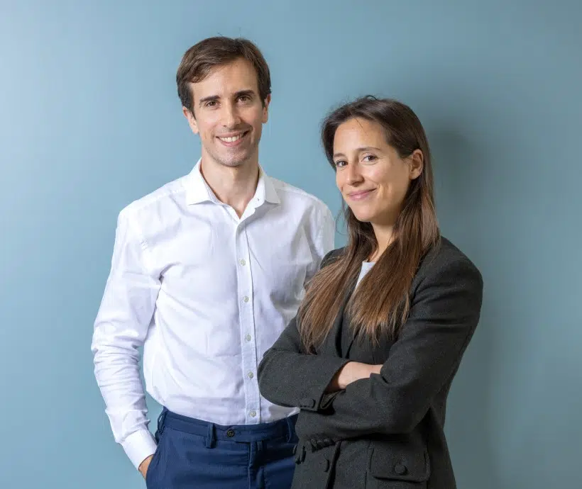 Deux personnes debout côte à côte - le mot de la direction | Clinalliance Paris