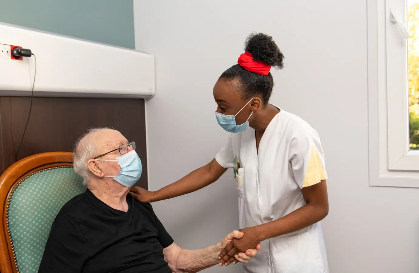 Homme agé assis sur une chaise et une inférmiere qui se tient à côté | Clinalliance fontenay-aux-roses