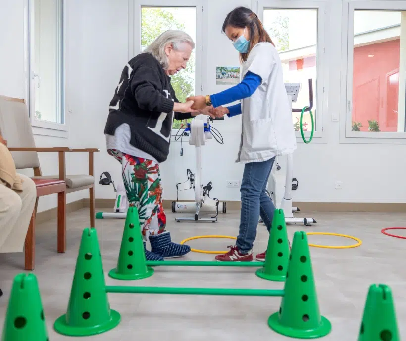 Femme âgée en séance de rééducation avec un thérapeute - activités motrice | Clinalliance Paris