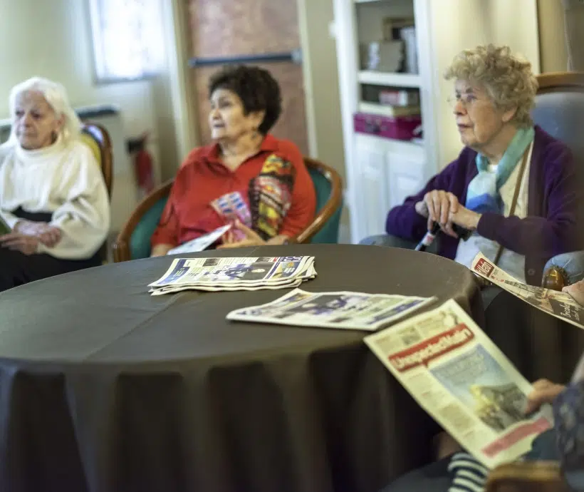 Groupe de femme agées assises autour d'une table ronde - photo revue de presse | Clinalliance Paris