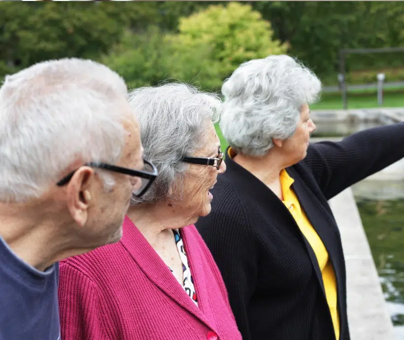 Personnes âgées sont en plein air, près d'un point d'eau - photo sortie organisées | Clinalliance Paris