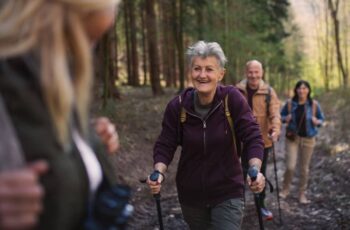 Marcher pour rester en forme : est-ce utile quand on est sénior ? | Clinalliance | Résidences seniors