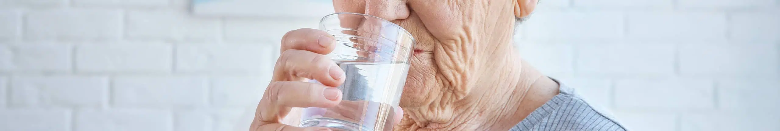 Comment bien s'hydrater en période de forte chaleur en tant que sénior ? | Clinalliance | Résidences seniors
