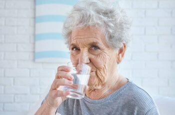 Comment bien s'hydrater en période de forte chaleur en tant que sénior ? | Clinalliance | Résidences seniors