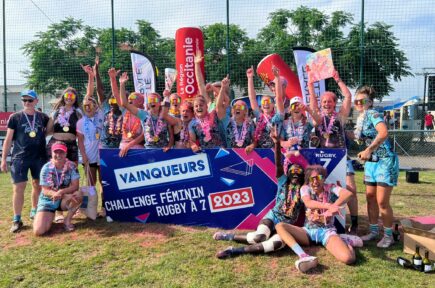 Groupe de personnes célébrant une victoire lors d'un tournoi de rugby | Clinalliance Paris