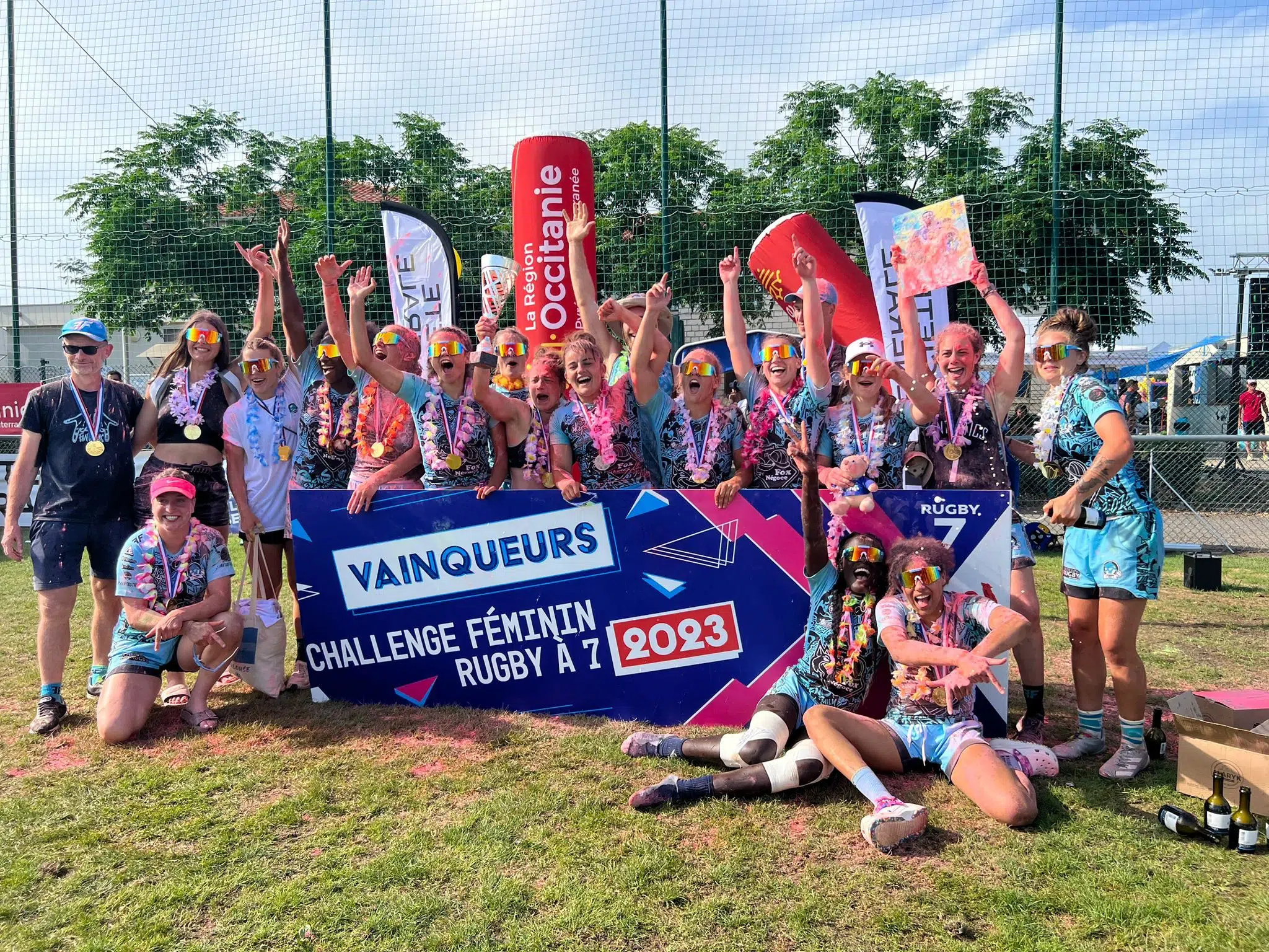 Groupe de personnes célébrant une victoire lors d'un tournoi de rugby | Clinalliance Paris