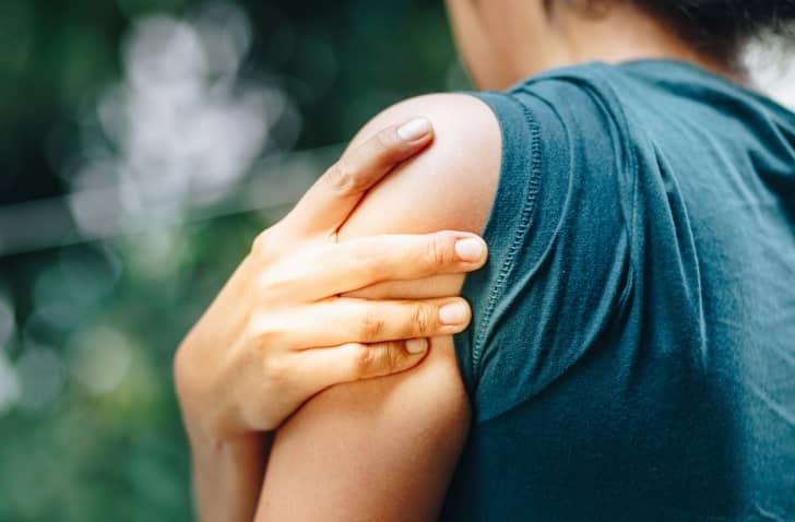 Comment éviter et soigner les blessures de l’épaule au tennis ? | Clinalliance | Sport