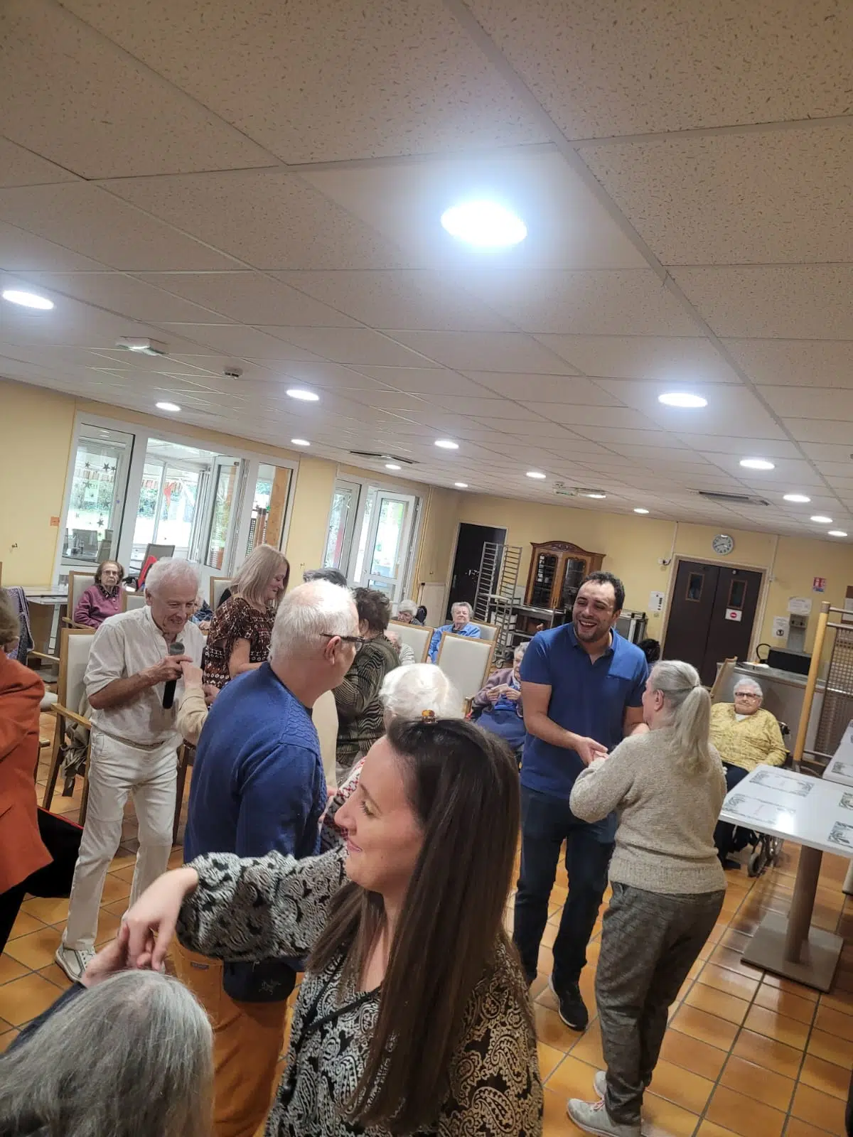 Musique et joie dans la résidence Lieusaint de Clinalliance, grâce à la visite de Gérard Curci, lui-même !