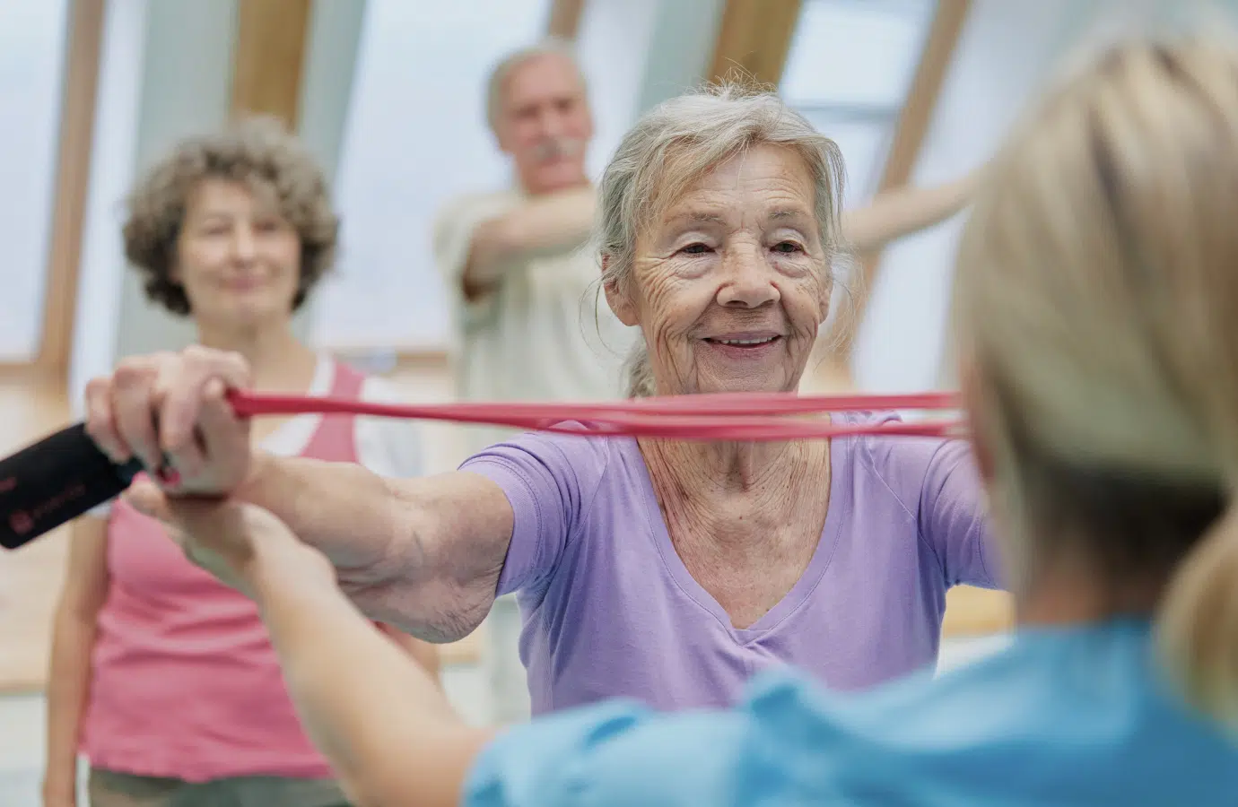 Séance d'exercice physique avec un femme âgée utilisant une bande de résistance - activités phisiques | Clinalliance voisins-le-bretonneux