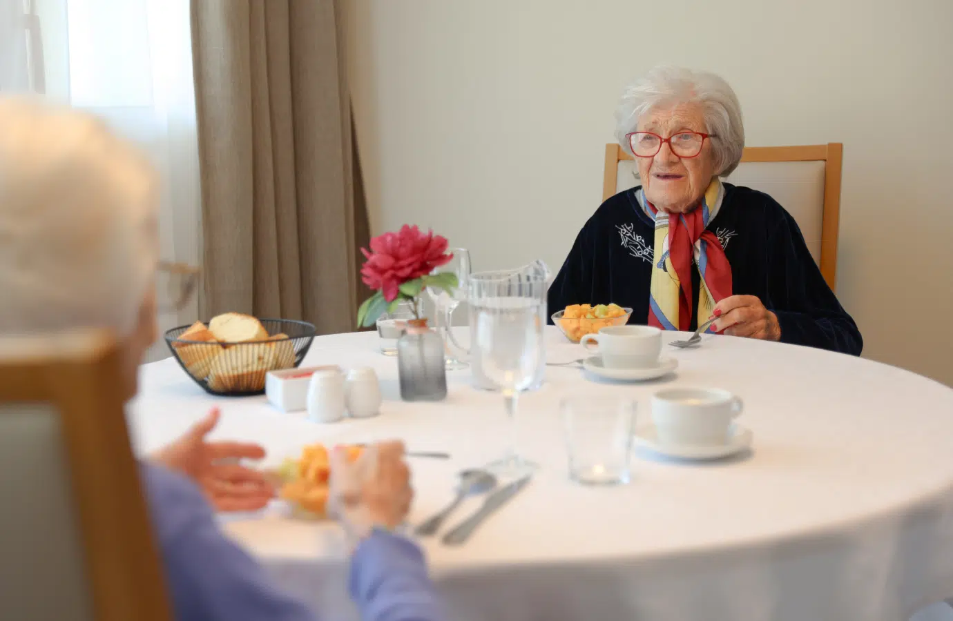 Deux femmes âgées dégustent un repas à une table joliment décorée - atmosphere paisible | Clinalliance Paris