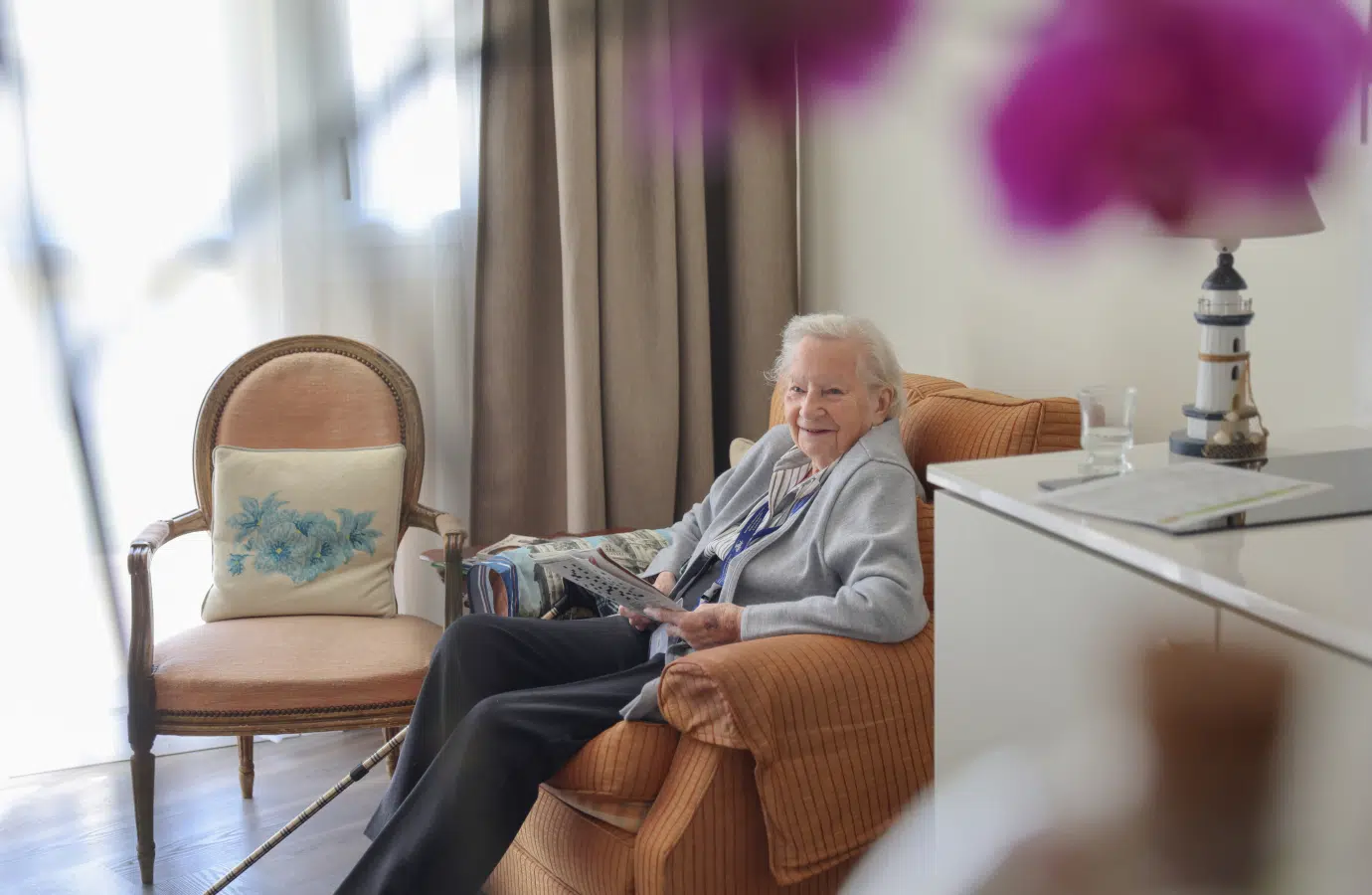 Femme âgée assise dans un fauteuil orange - atmosphere paisible et bienveillante | Clinalliance voisins-le-bretonneux