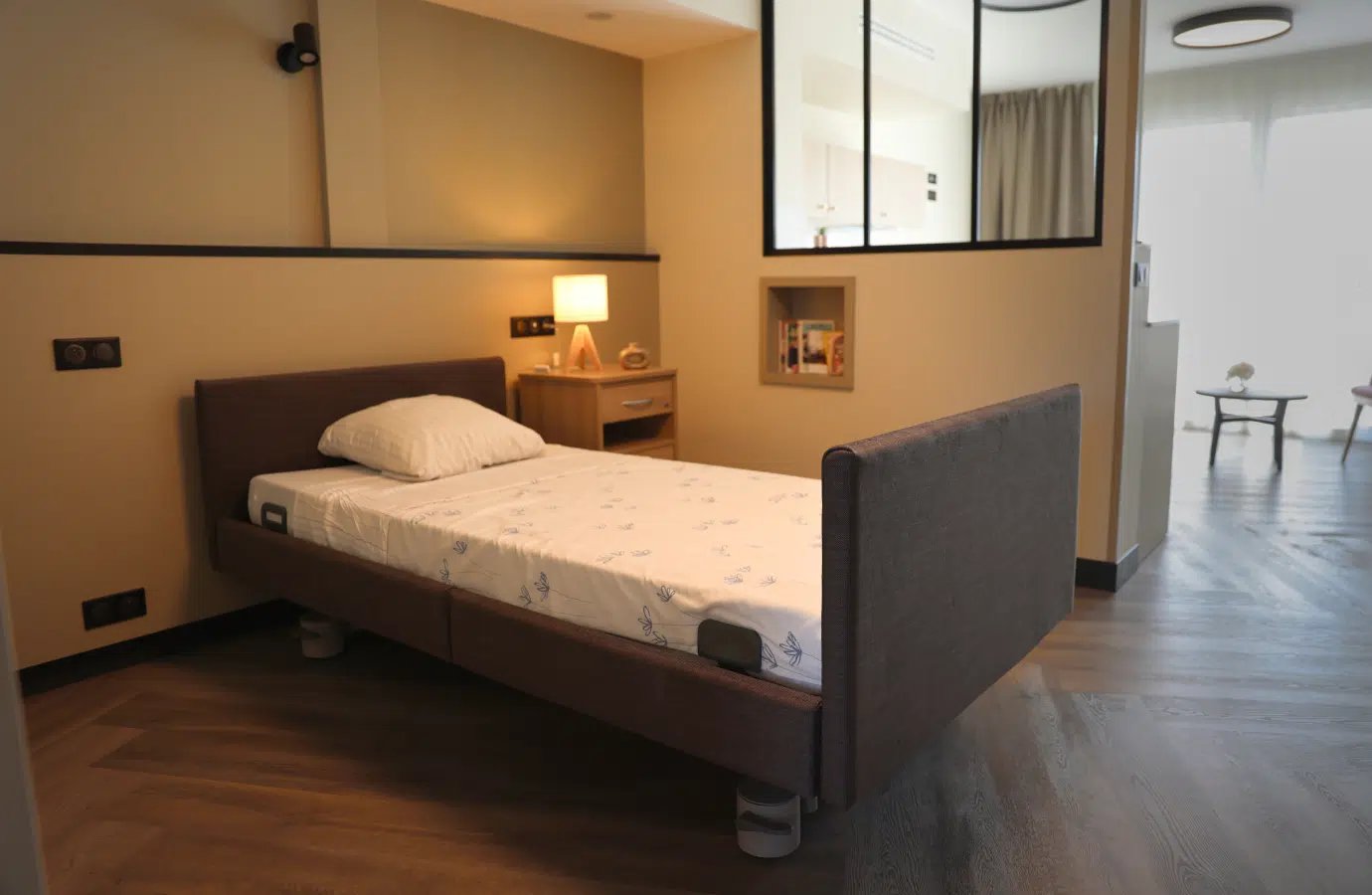 Chambre bien rangée avec un lit simple - Bienvenue à la résidence seniors | Clinalliance voisins-le-bretonneux