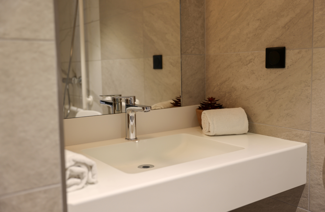 Salle de bains moderne comporte un évier rectangulaire - Bienvenue a la résidence seniors | Clinalliance voisins-le-bretonneux