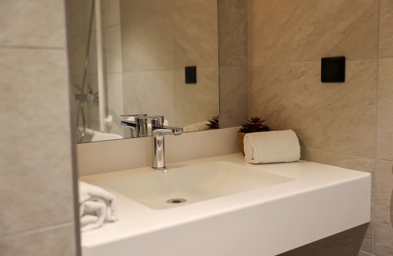 Salle de bains moderne comporte un évier rectangulaire - Bienvenue a la résidence seniors | Clinalliance voisins-le-bretonneux