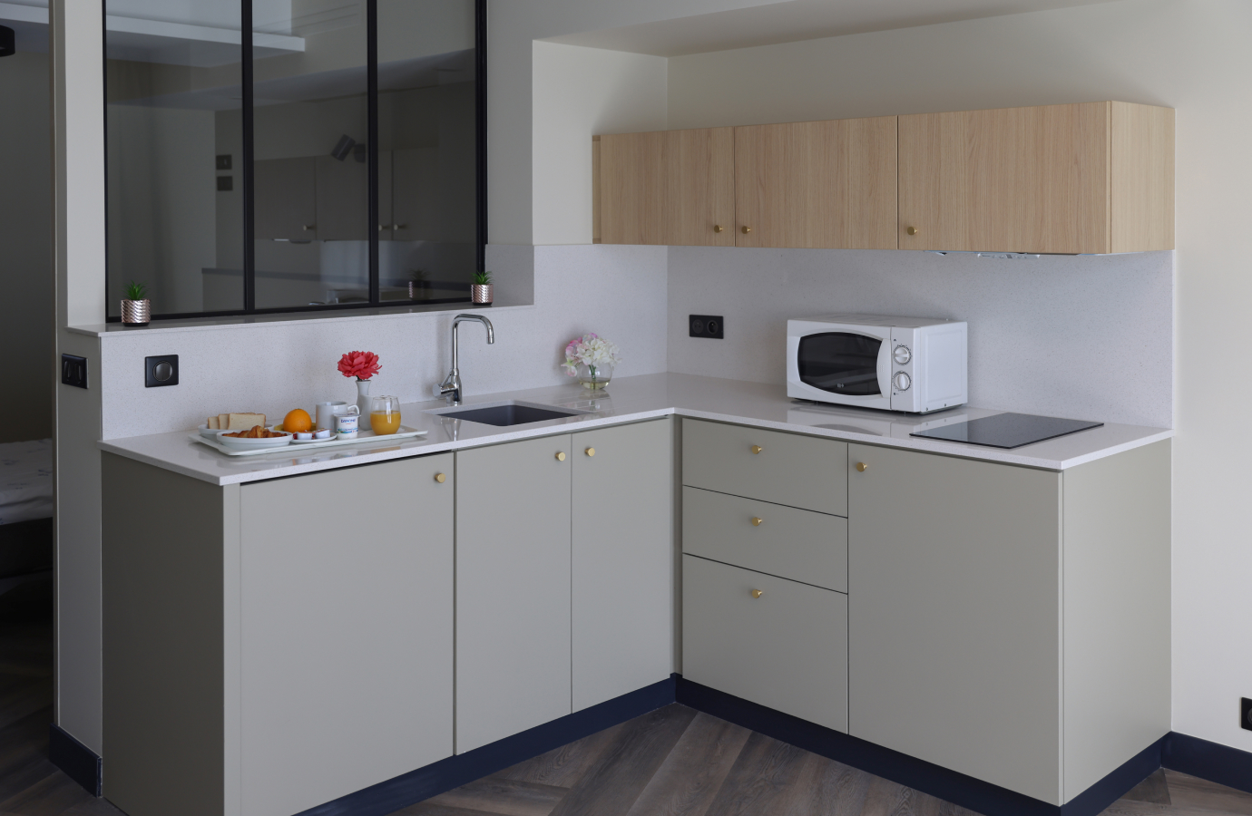 Cuisine moderne avec un design propre et minimaliste - Bienvenue a la résidence seniors |Clinalliance voisins-le-bretonneux