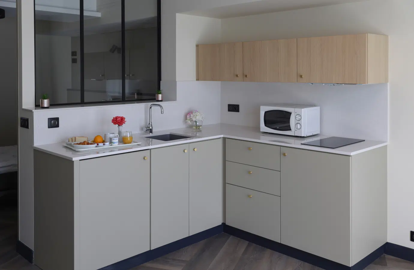 Cuisine moderne avec un design propre et minimaliste - Bienvenue a la résidence seniors |Clinalliance voisins-le-bretonneux