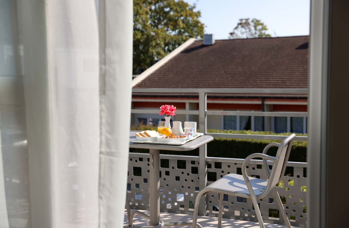 Petit déjeuner poser sur une table dans une terrace | Clinalliancve Villiers-Sur-Orge