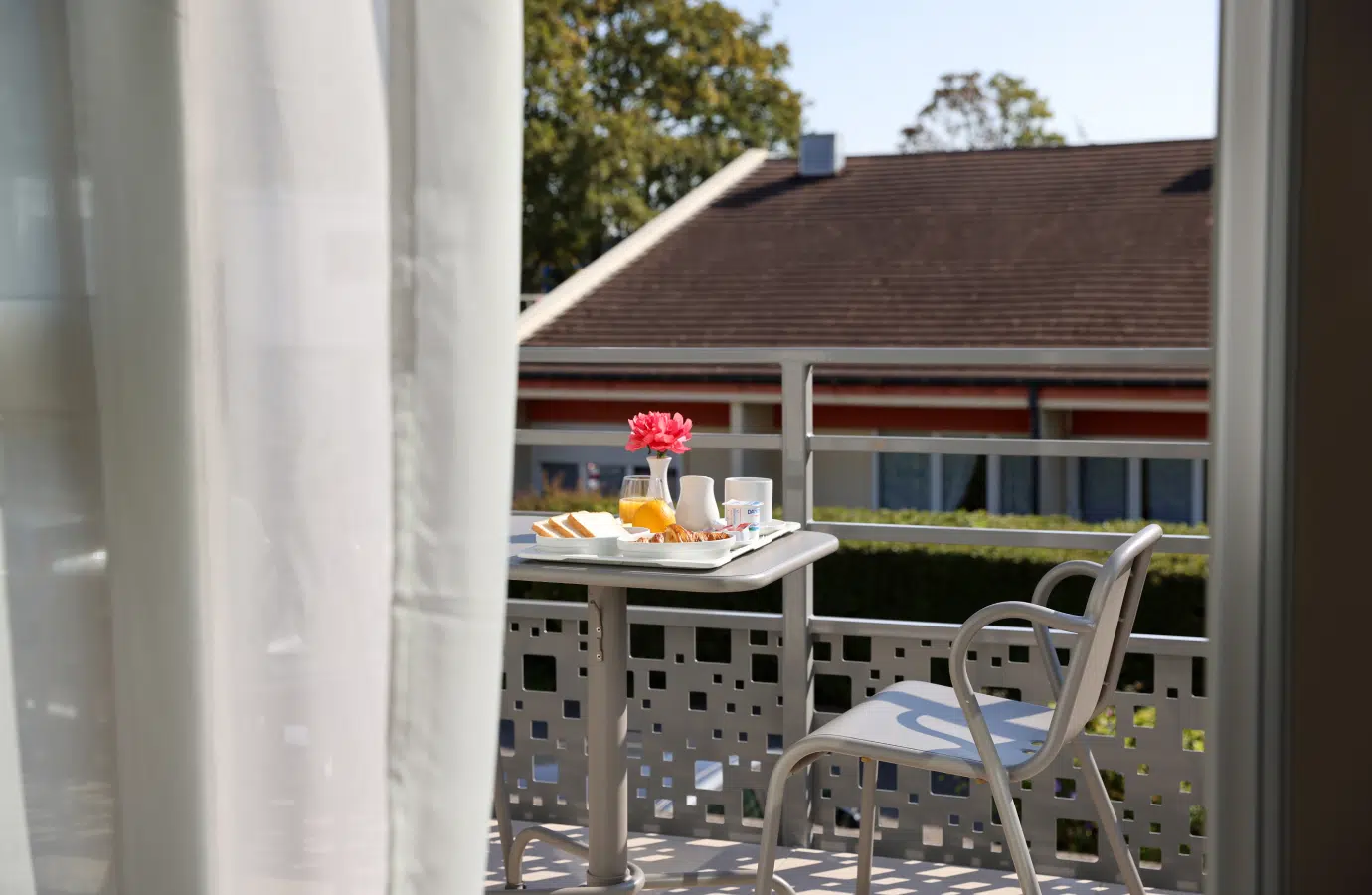 Petit déjeuner poser sur une table dans une terrace | Clinalliancve Villiers-Sur-Orge