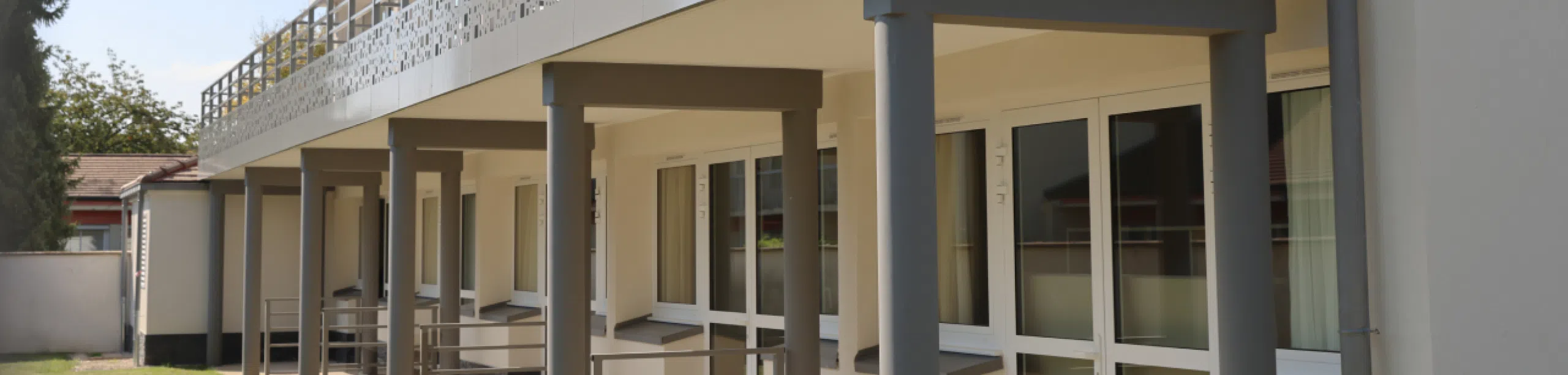 Façade moderne d'un bâtiment avec des colonnes | Clinalliance Paris