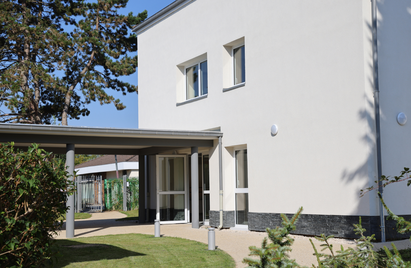 Extérieur d'un bâtiment moderne avec une façade blanche - les prestation | Clinalliance Paris