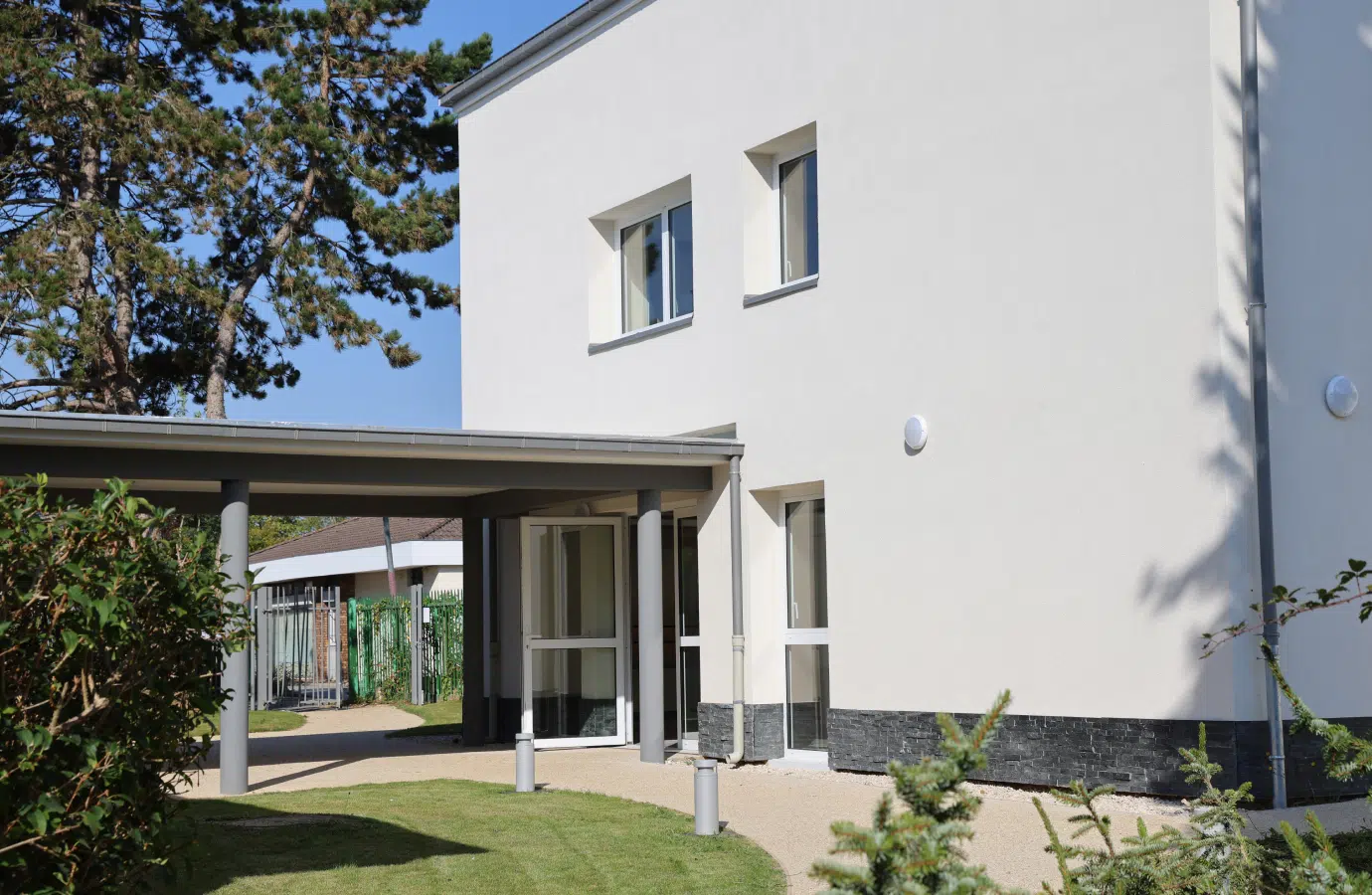 Extérieur d'un bâtiment moderne avec une façade blanche - les prestation | Clinalliance Paris