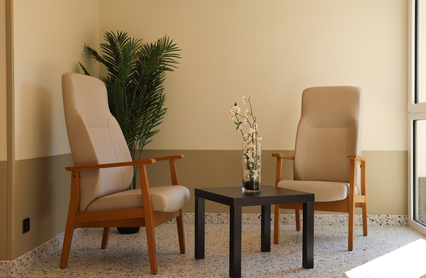 Zone de détente avec deux fauteuils beiges - les prestations | Clinalliance Paris