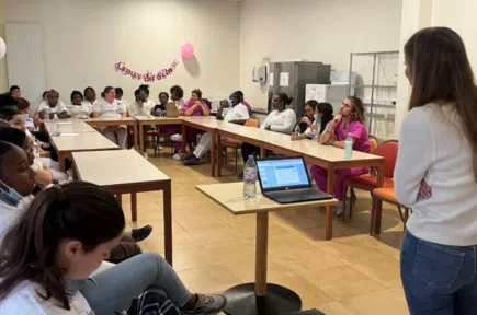 Groupe de personnes assises autour de tables en forme de U | Clinalliance Paris