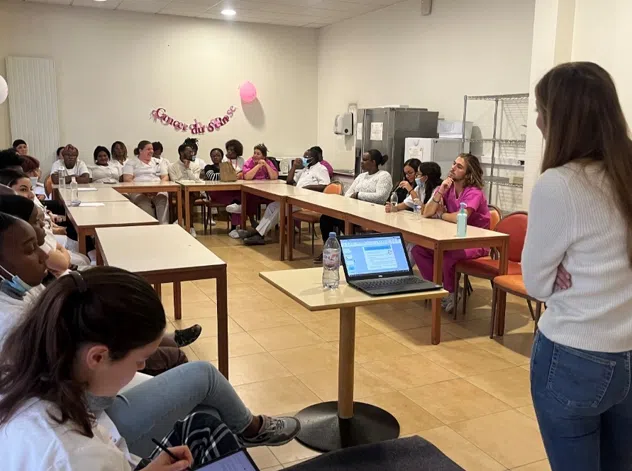 Groupe de personnes assises autour de tables en forme de U | Clinalliance Paris