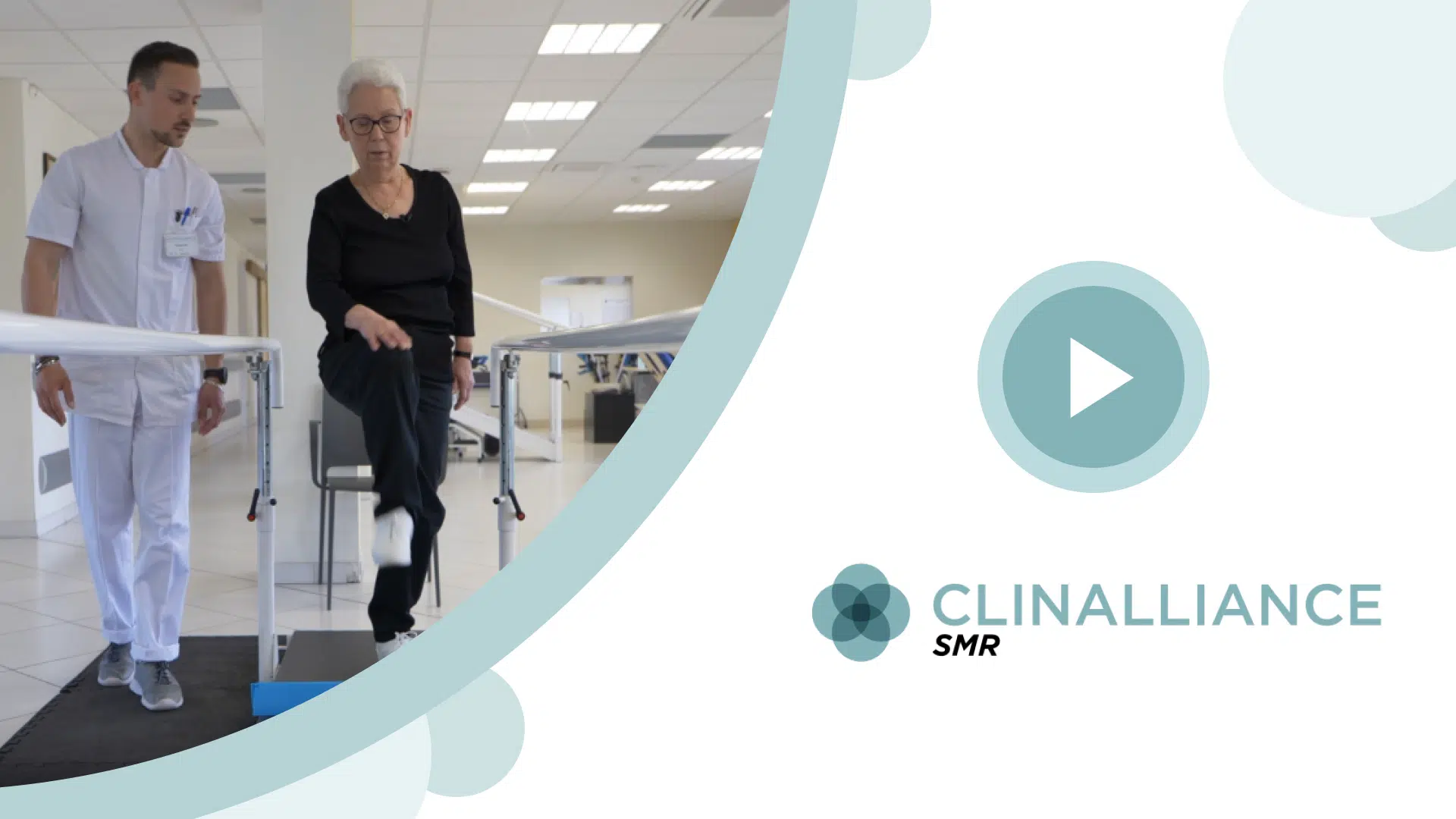 Femme âgée en rééducation avec un kinésithérapeute - maladie de parkinson | Clinalliance Paris